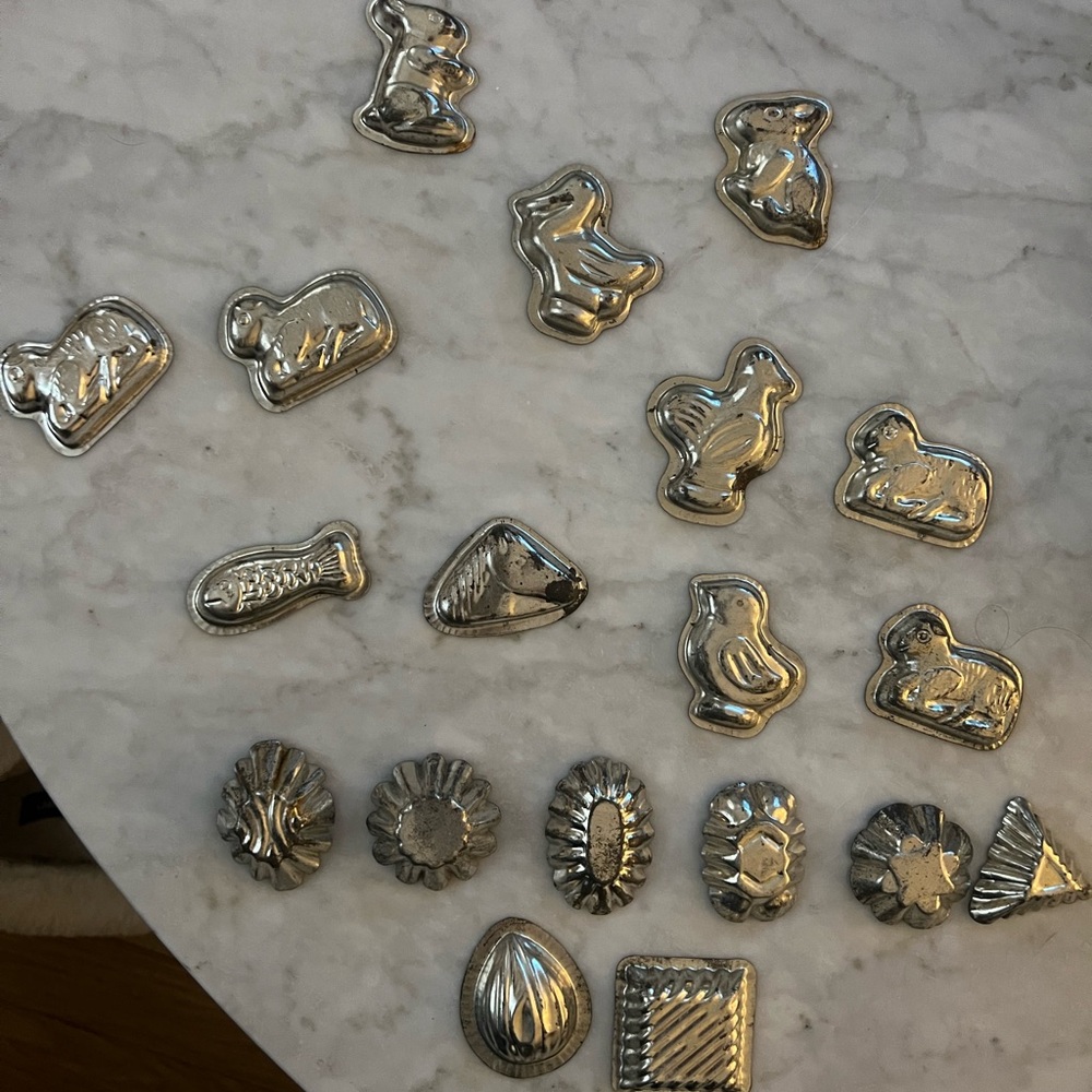 Vintage tin Cookie/candy/tart Molds lot of 19